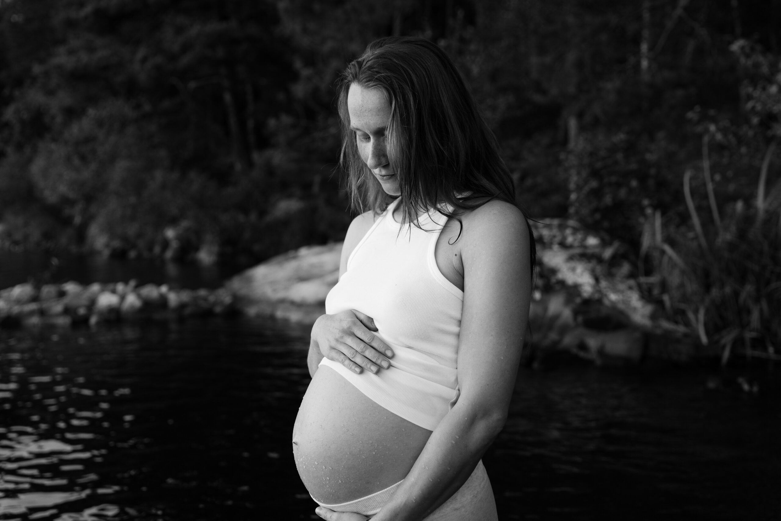 EN gravid kvinna står i vattnet.