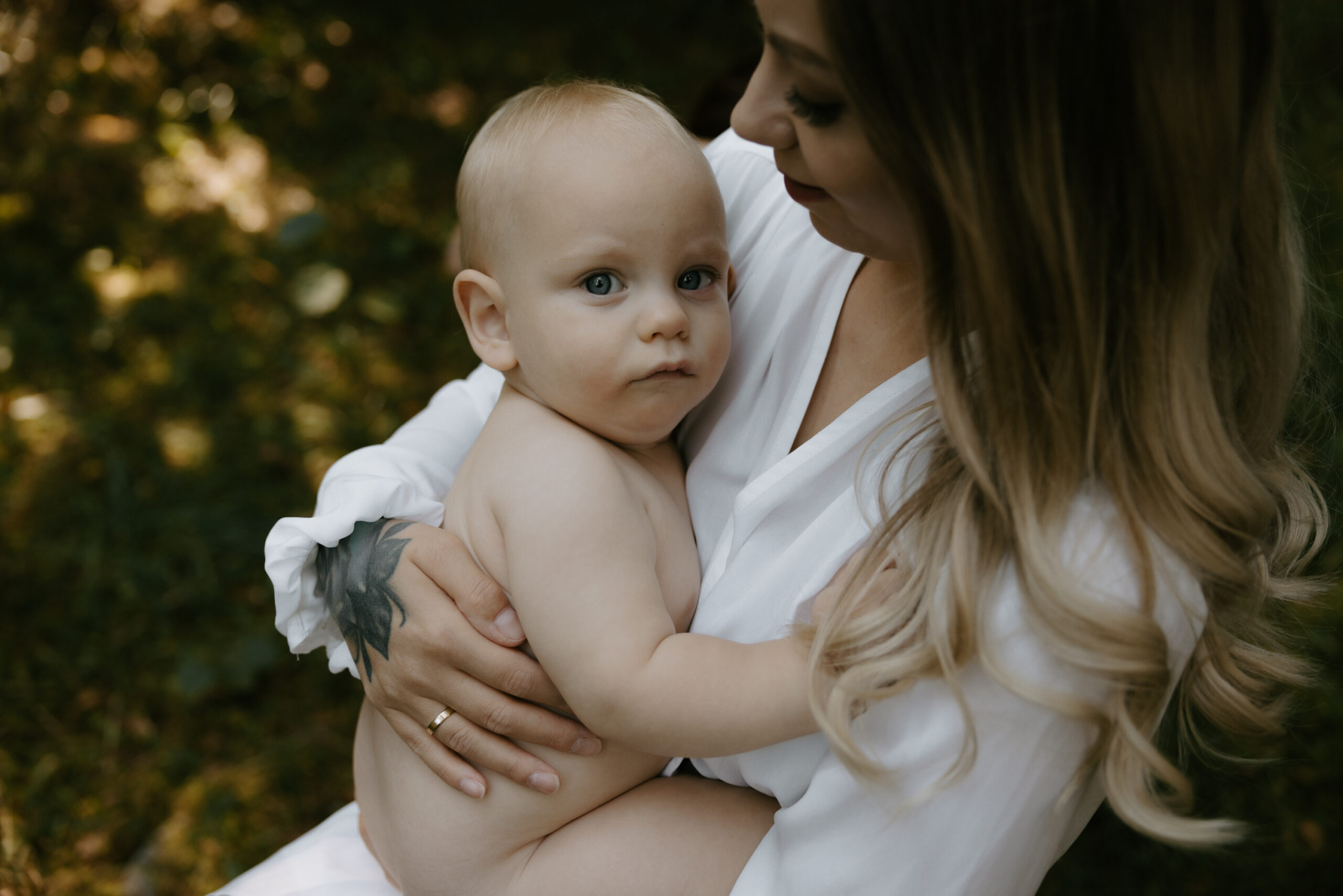 En bebis i mammas famn.