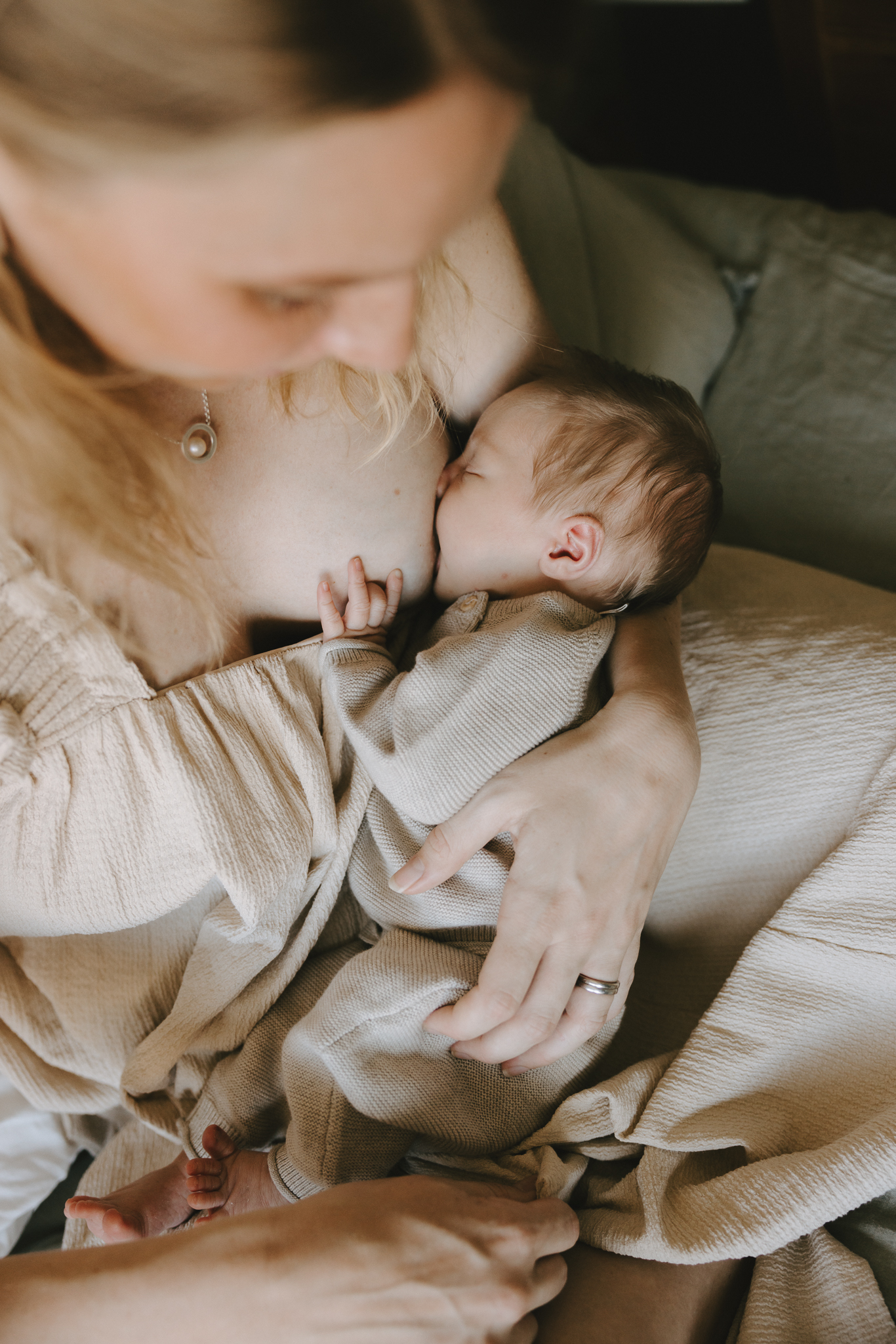 En mamma ammar sin nyfödda bebis.